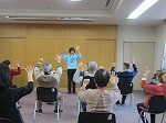 指を使った運動、でも結構難しい？（瑞穂図書館　「港図書館　「どなたでもできる「簡単！健康運動教室」」を行いました）