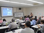 参加者が講師の説明に熱心に耳を傾けています。(北図書館 暮らしのセミナー「川と緑の北区の魅力~本で旅する~」を行いました)