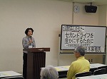 参加者が講師の説明に熱心に耳を傾けています。(北図書館 暮らしのセミナー「セカンドライフを豊かにするために~年金は第2の人生の支え~」を行いました)
