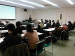 参加者の質問に講師が丁寧に説明しています。(北図書館 暮らしのセミナー「知りたい陽子線治療~がん治療の最先端を知る~」を行いました)