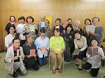 完成！先生を囲んで。（千種図書館　ルリユール講座「いろいろ使える折り本作り～アルバムや御朱印帳に～」を行いました）