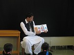 パシュトー語できんぎょは「ザルデシュ」。着ているのはアフガニスタンの民族衣装です。（千種図書館　「世界のことばでおはなし会」を行いました）