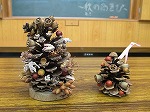 まつぼっくりのツリー。飾りも木の実です。（千種図書館　「椙山寄席　in 千種図書館」を行いました）