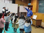 おちばでジャンケンポン！（千種図書館　「椙山寄席　in 千種図書館」を行いました）