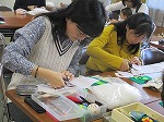 慎重に作業中。（千種図書館　ちくちく手づくりの会連続講座「うんとこしょ　どっこいしょ」を行いました）