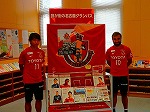 向かって左側が佐藤選手、右側がシャビエル選手です。しじゅうにこやかなおふたりでした。現在は、おふたりのサイン入りパネルをここに展示しています。（名古屋グランパス佐藤選手＆シャビエル選手が瑞穂図書館に来館しました）