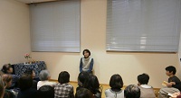 おはなし「十二のつきのおくりもの」が始まります。(瑞穂図書館 「大人のためのおはなし会 ~耳で楽しむ昔話~」を行いました)