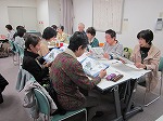 絵本『かさじぞう』を絵も楽しみながら読みました。(中川図書館 「長寿イキイキ音読教室」を行いました)