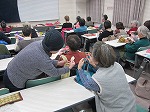 参加者同士で教え合う姿もありました。（中川図書館　「ふろしき講座～環境にやさしく、災害に役立つ～」を行いました）