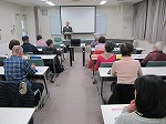 講師のお話に真剣に耳を傾けて。（中川図書館　「防犯講話～空き巣や特殊詐欺に備えよう～」を行いました）