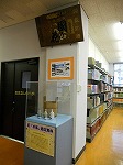 旧水甚酒店資料は左手奥に設置しています。（守山図書館　郷土資料コーナーに「守山城模型」を設置しました）