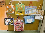 学生さん手作りおみやげ付き！（守山図書館　「SUKUSUKU LIBRARY ～こどもと絵本の空間展～」を行いました）