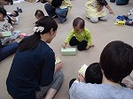 牛乳パックを使って電車作っています。（緑図書館　子育て支援講座「おはなしの世界を楽しもう！～でんしゃにのって～」を行いました）