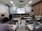 アプリを使って、お料理の動画を見ています。（緑図書館　「はじめてのタブレット型PC体験会」を行いました）