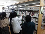 みんなで協力してレファレンスクイズに挑戦しました。（緑図書館　「司書のお仕事体験会」を行いました）