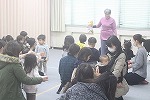 こんちゃんからごあいさつ（名東図書館　子どもと本の講座「季節のわらべうたと絵本」を行いました）