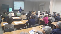 みなさん、講師のお話に熱心に耳を傾けています。(名東図書館 「シニアのためのスマホ教室」を行いました)