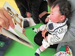 読み聞かせを聞く「ゆうむちゃん」（天白図書館　天白区ブックスタート事業が5,000人に達しました！）