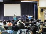 講堂いっぱいの人が楽しんでくれました。（山田図書館　「図書館サマーコンサート」を行いました）