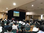 会場は大勢の参加者でいっぱいでした。（山田図書館　「クラシック de 読み聞かせ音楽会」を行いました）