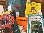 大きな文字の本・さわる布の絵本・点字つき絵本・ＬＬブック等、図書館の資料を使いながら、講座をすすめました。（山田図書館　「やってみよう！！目で手で耳で本をよむ　読書のバリアフリー」を行いました）