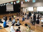 たくさんの参加者でにぎわいました。（山田図書館　「三ツ川カルタ大会2019」を行いました）