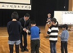 表彰式の様子です。（山田図書館　「三ツ川カルタ大会2019」を行いました）