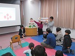 赤ちゃんから、中学生、おとなも楽しんでくれました。（山田図書館　「英語のおはなし会」を行いました）