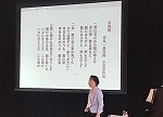 講師の楽しいリードが大好評でした。（山田図書館　「図書館歌声セミナー～なつかしと青春の名歌～」を行いました）