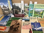 懐かしの名曲や、歌のイメージに合う本をご紹介しました。（山田図書館　「図書館歌声セミナー～なつかしと青春の名歌～」を行いました）