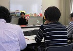 講師の富田さんは、絵本を読んだり見せたりしながら、お話し下さいました。（南陽図書館　子どもと本の講座「子どもの生活・あそびに色を塗る－絵本LIVEを楽しむ」を行いました）
