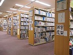 展示の様子です。（南陽図書館　「南陽高校書道部作品展示」）