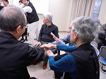 手遊びの様子。アレ、アレ、上手くできない。（南陽図書館　「認知症予防教室」を行いました）