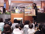 大きな絵本を読みました。（南陽図書館　「みなと子育てミニ広場inイオンモール名古屋茶屋」を行いました）