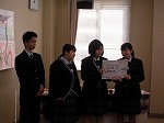 フェアトレードについての紙芝居を上演しています。（南陽図書館　「フェアトレードってなに！？　フェアトレードの布を使ってさき織りコースターを作ろう！」を行いました）