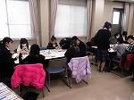 さき織りコースター作りをしています。Ｎanyo Company部の生徒さんがそれぞれの机について作り方を教えています。（南陽図書館　「フェアトレードってなに！？　フェアトレードの布を使ってさき織りコースターを作ろう！」を行いました）