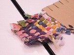完成したコースターです。（南陽図書館　「フェアトレードってなに！？　フェアトレードの布を使ってさき織りコースターを作ろう！」を行いました）