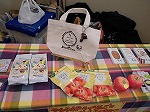 紹介されたフェアトレード商品です。（南陽図書館　「フェアトレードってなに！？　フェアトレードの布を使ってさき織りコースターを作ろう！」を行いました）