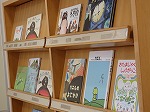 カエルのでてくる絵本もご紹介。（楠図書館　「ちくちく手づくりの会「かえるじゃくし」を作りましょう」を行いました）