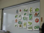 世界に一つだけの作品が完成しました。（富田図書館　「絵手紙の世界　夏野菜を使った暑中見舞い・残暑見舞いを描いてみよう！」を行いました）