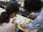 ひとりひとり丁寧に指導される先生。（富田図書館　「絵手紙の世界　第2回」を行いました）