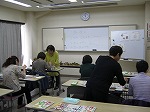 今回も1人1人丁寧に指導される先生。（富田図書館　「絵手紙の世界第3回目　～紅葉を描こう～」を行いました）