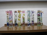 リボンを結んで完成です。色とりどりの作品が出来上がりました。（富田図書館　「ハーバリウム教室　冬をテーマにハーバリウムを作ろう！」を行いました）