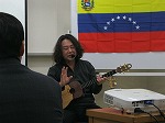 デュオ・セレステの出口泰司氏。（富田図書館　「知られざる音楽大国・南米ベネズエラとそのしらべ～国民楽器クアトロを中心に～」を行いました）