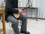 実際にクアトロを演奏してみる参加者。（富田図書館　「知られざる音楽大国・南米ベネズエラとそのしらべ～国民楽器クアトロを中心に～」を行いました）