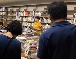 バックヤードツアーの様子（鶴舞中央図書館　「世界の図書館、名古屋の図書館　その舞台裏」）"