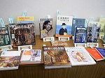 関連資料展示の様子（鶴舞中央図書館　「世界の図書館、名古屋の図書館　その舞台裏」）"