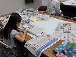 切り抜いた記事を選ぶ様子（鶴舞中央図書館「新聞切り抜き作品教室」）