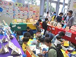 本の展示の様子（なごやっ子読書イベント「親子で集まろう!素敵な音楽や人気キャラクターとともに楽しむ本の世界」）