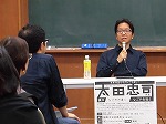 質問に答える先生の様子（鶴舞中央図書館　「太田忠司先生講演会）